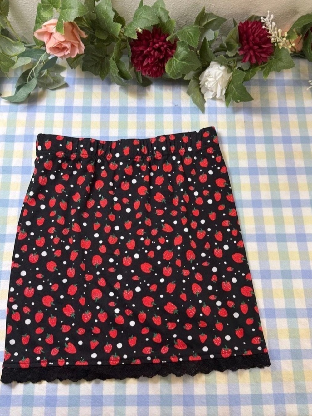 SHEIN Strawberry Print Lace Trim Skirt Small Black & Red - Picture 2 of 4